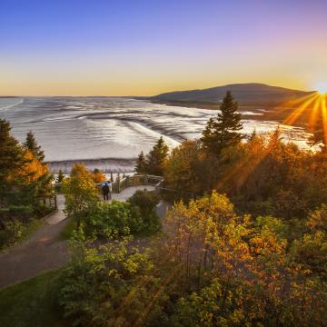 view on sun over hopewell rocks